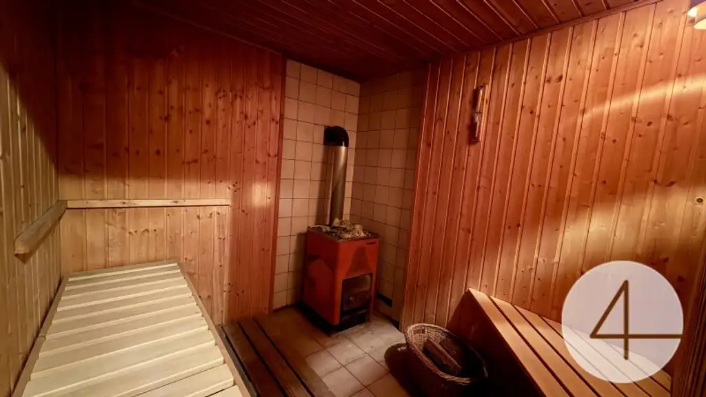 „Traumhaus mit Wintergarten Teich und Pool – Wohnen auf 727 m² in idyllischer Lage“