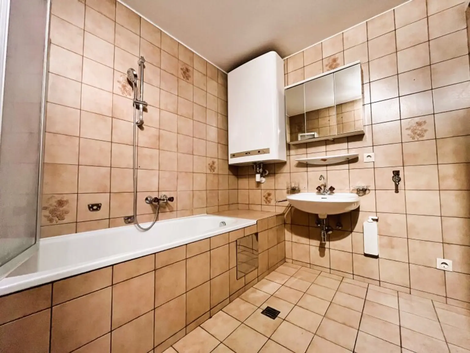 Bad mit Badewanne und Waschmaschinenanschluss