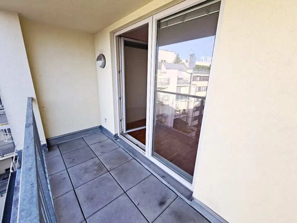 DACHGESCHOSS, gepflegte 103 m2 Neubau mit Loggia und Balkon, Wohnküche, 3 Zimmer, Wannenbad, Parketten, Holbeingasse