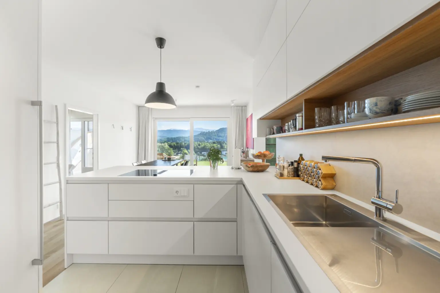 Neuwertige Gartenwohnung mit faszinierendem Seeblick