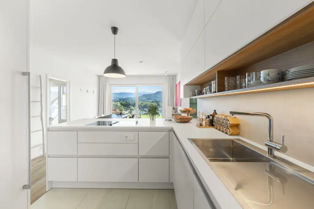 Neuwertige Gartenwohnung mit faszinierendem Seeblick