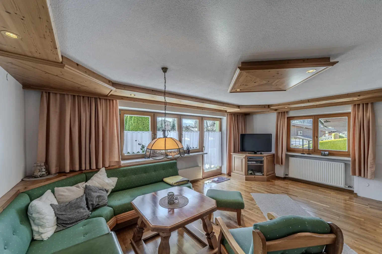 Wohnzimmer mit Kachelofen