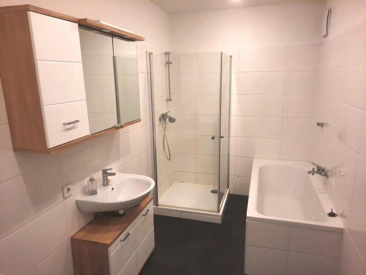 Anlegerpaket in Baden: 2 Wohnungen, 2 Stadthäuser und 4 Stellplätze