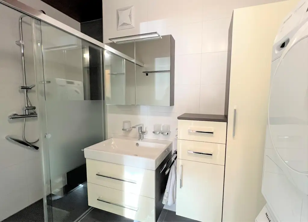 SEHR GUT GESCHNITTENE EIGENTUMSWOHNUNG MIT RIESEN WOHNBEREICH UND SONNIGER WESTLOGGIA