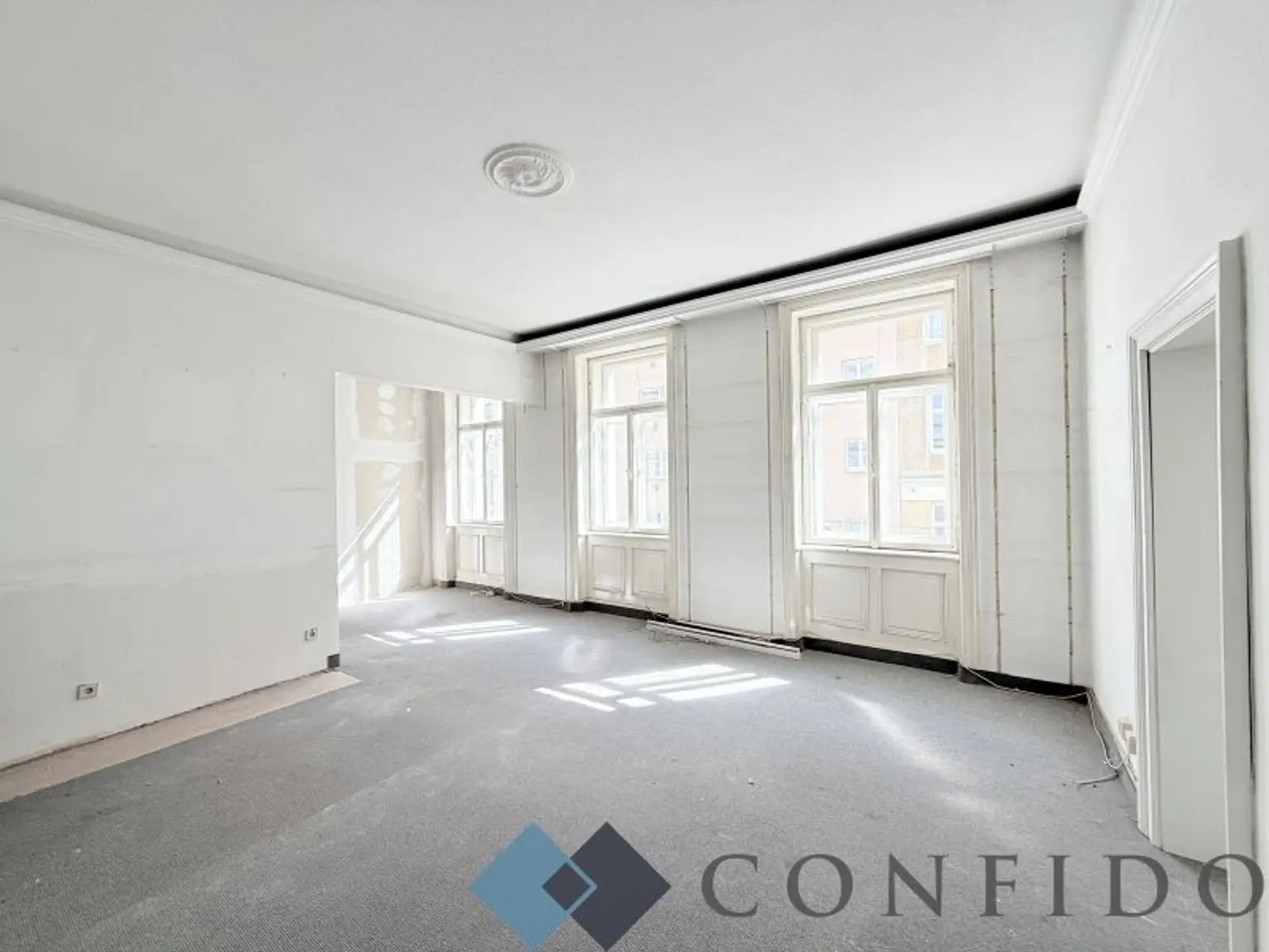 Gestalten Sie nach Ihrem Geschmack - Sanierungsbedürftige 3 Zimmer Altbauwohnung in der Clusiusgasse!