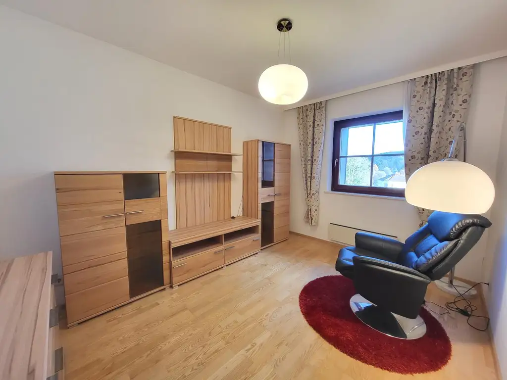 GEMÜTLICHE 3-ZIMMER-WOHNUNG MIT LOGGIA UND WUNDERSCHÖNEM AUSBLICK