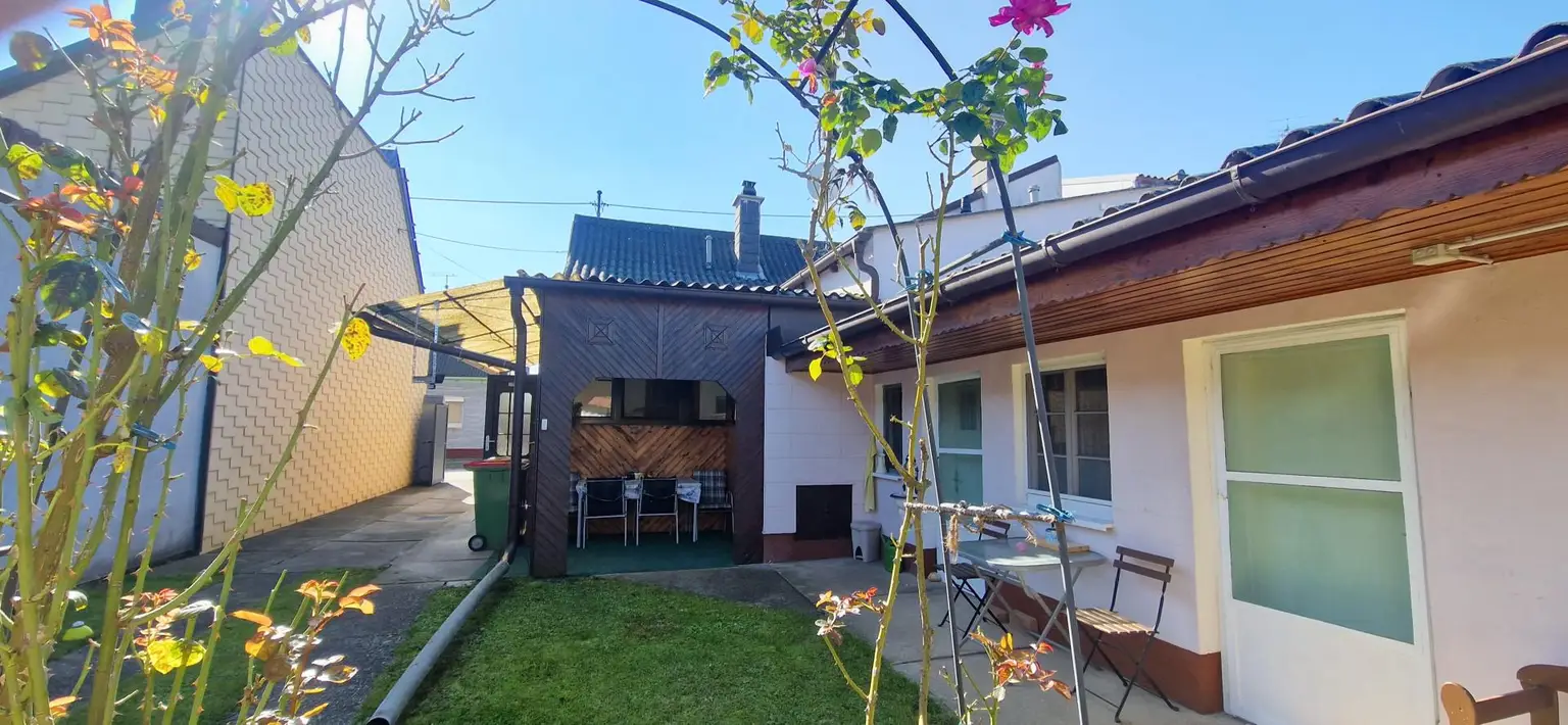 Charmantes, bezugsfertiges Haus mit Garten, Sommerküche und Gästezimmer