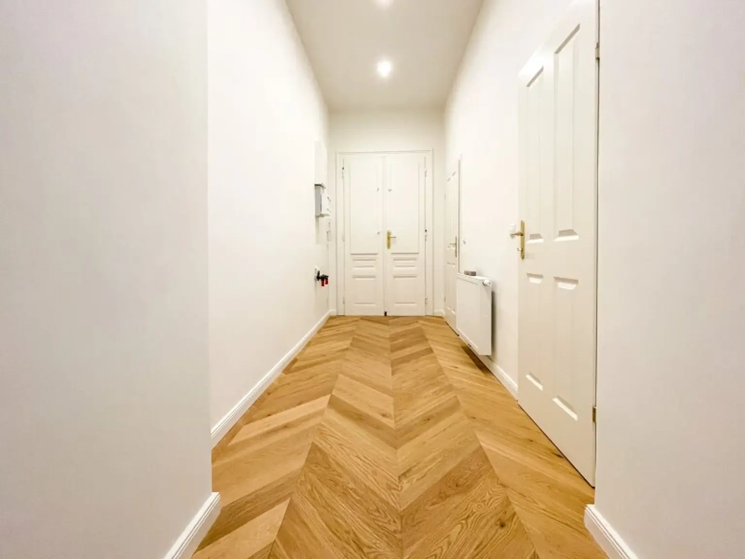 GENERALSANIERTE ALTBAUWOHNUNG: komplett hofseitige 2-Zimmerwohnung