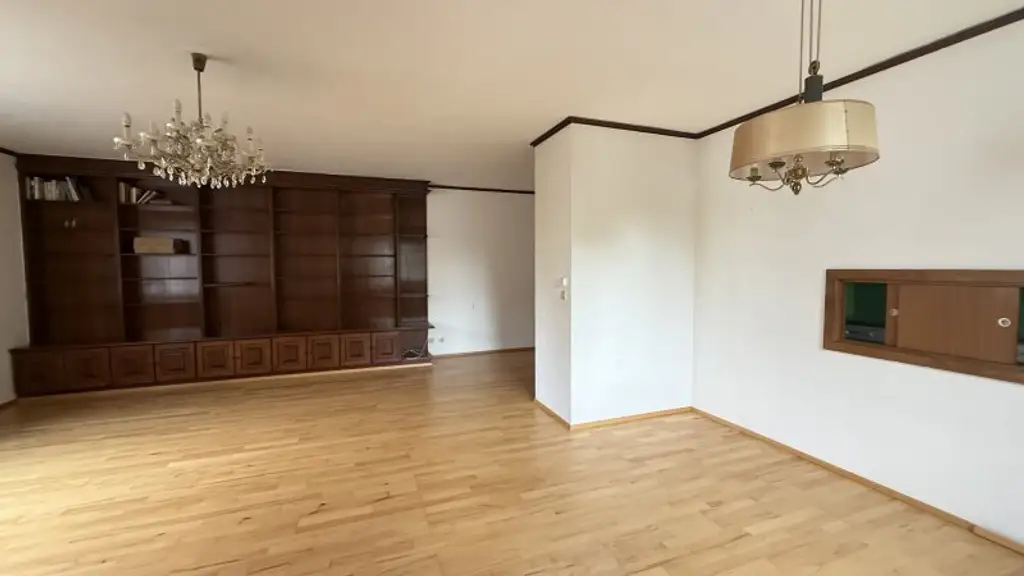 Familiewohnung in Ruhelage: 5-Zimmer mit separater Küche und Garagenstellplatz inklusive nahe Setagayapark