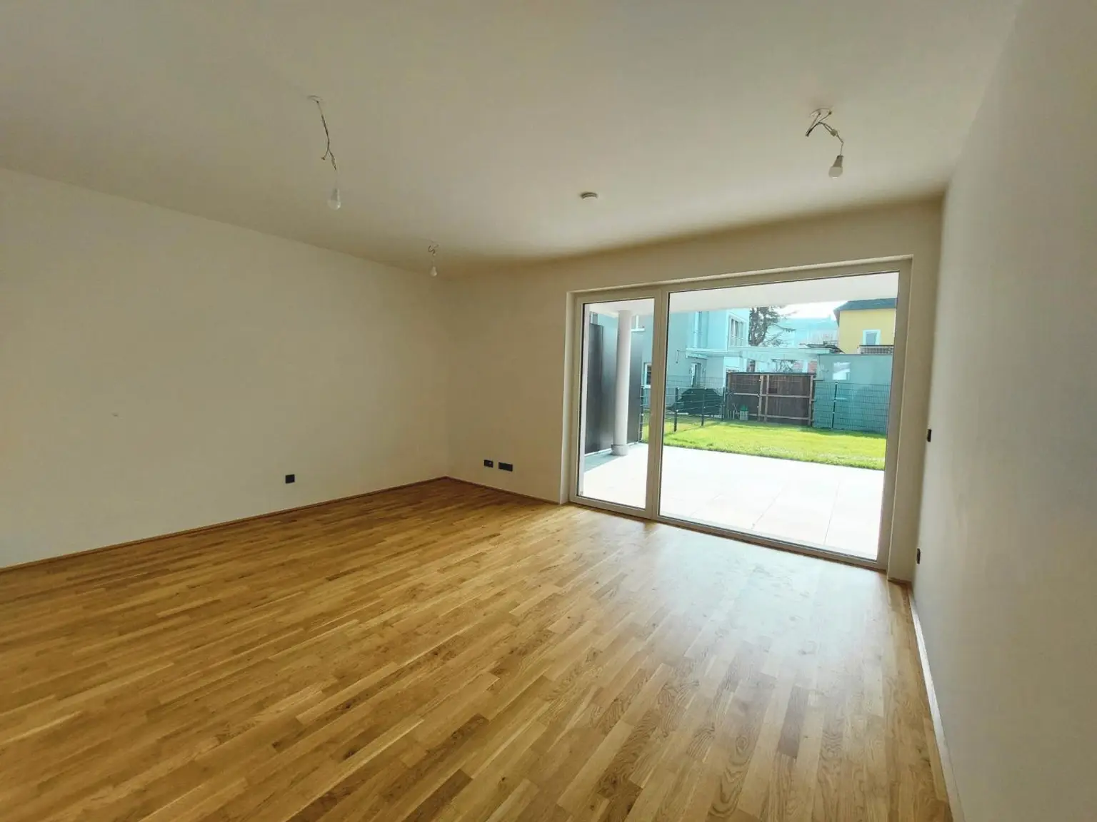 Wohn- und Essbereich mit Blick in den Garten