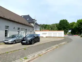 Parkplätze hinter dem Restaurant