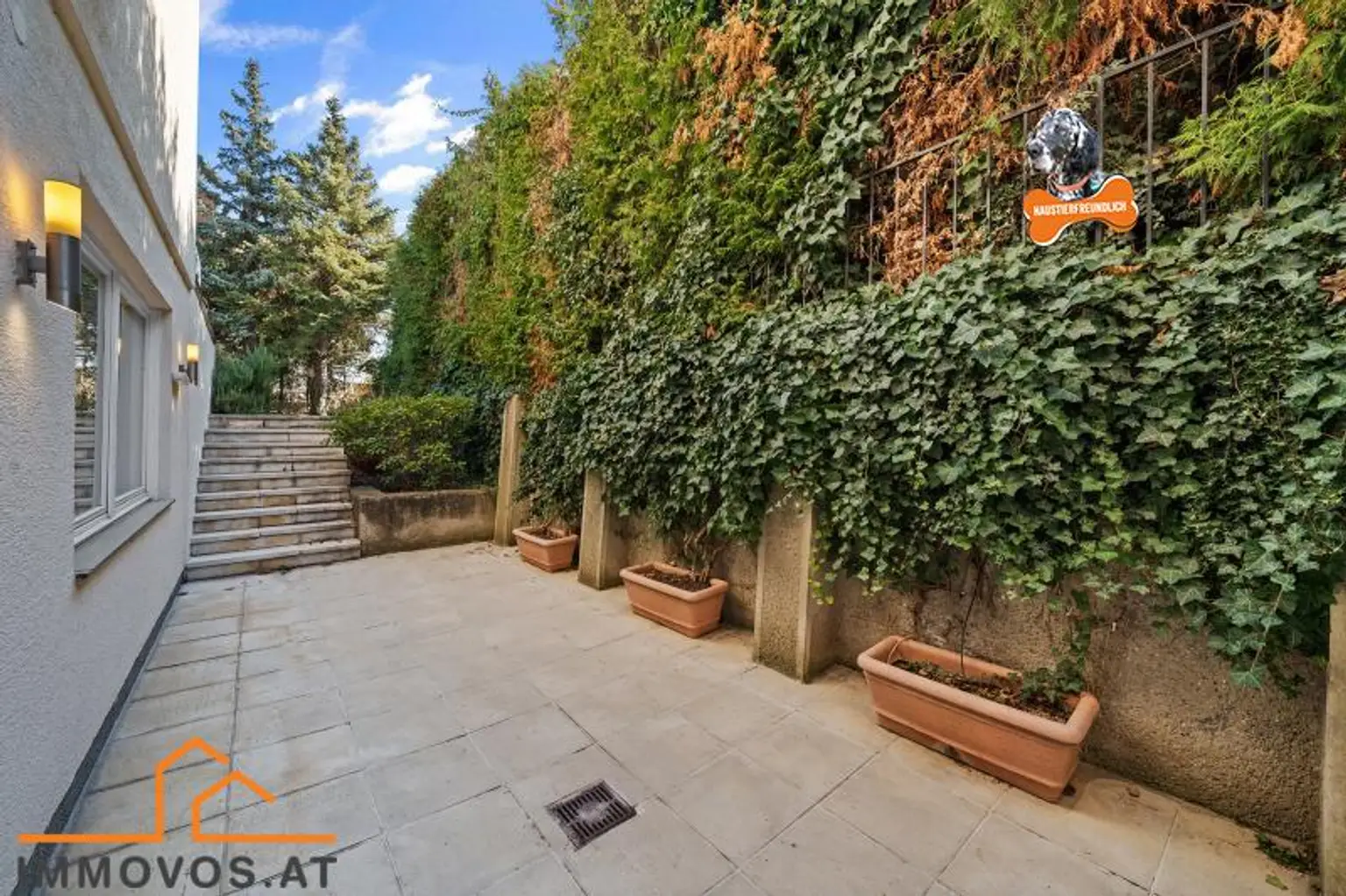 schattige Terrasse vor dem Atelier