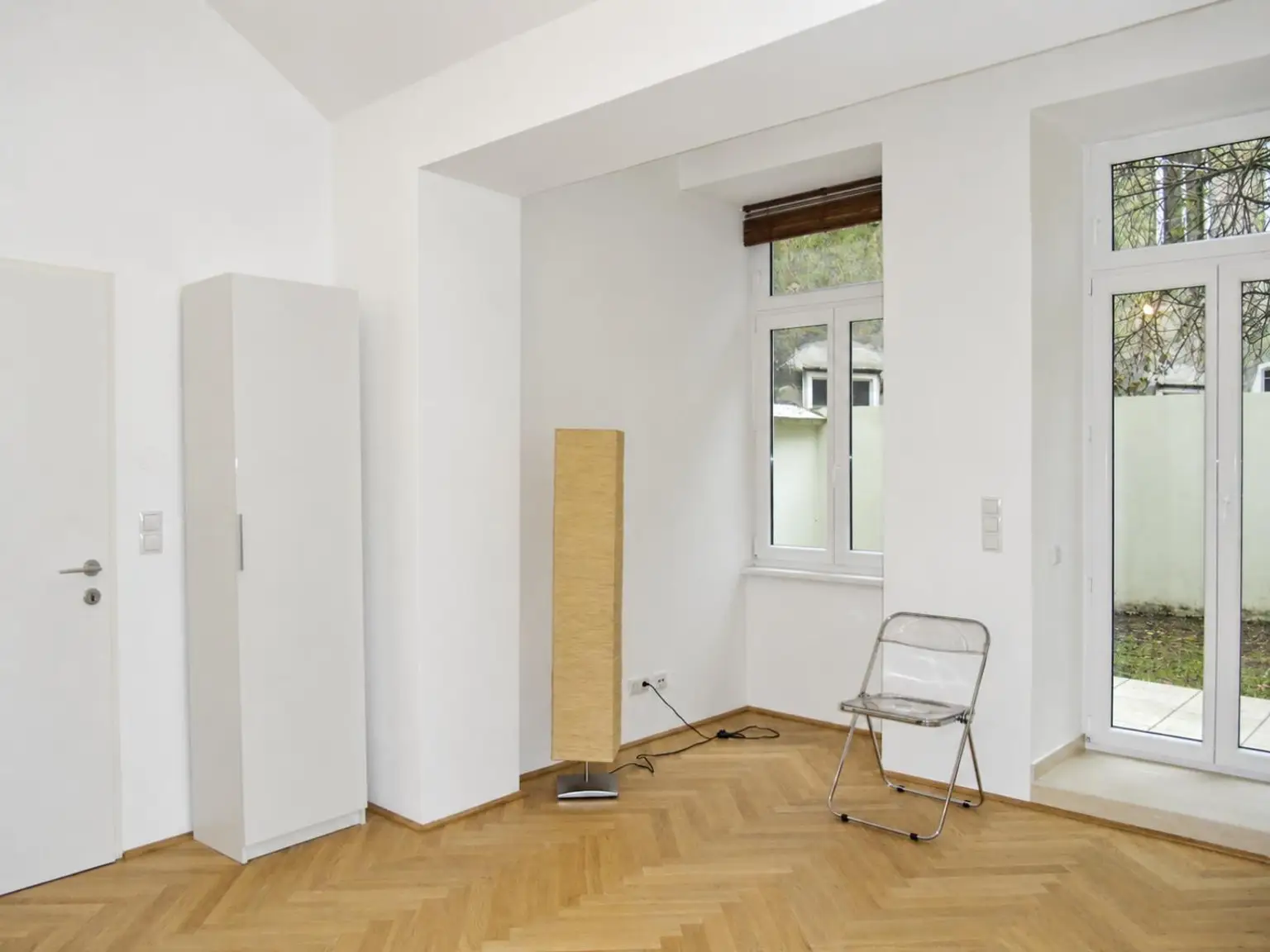 Schlafzimmer mit Zugang in den Garten