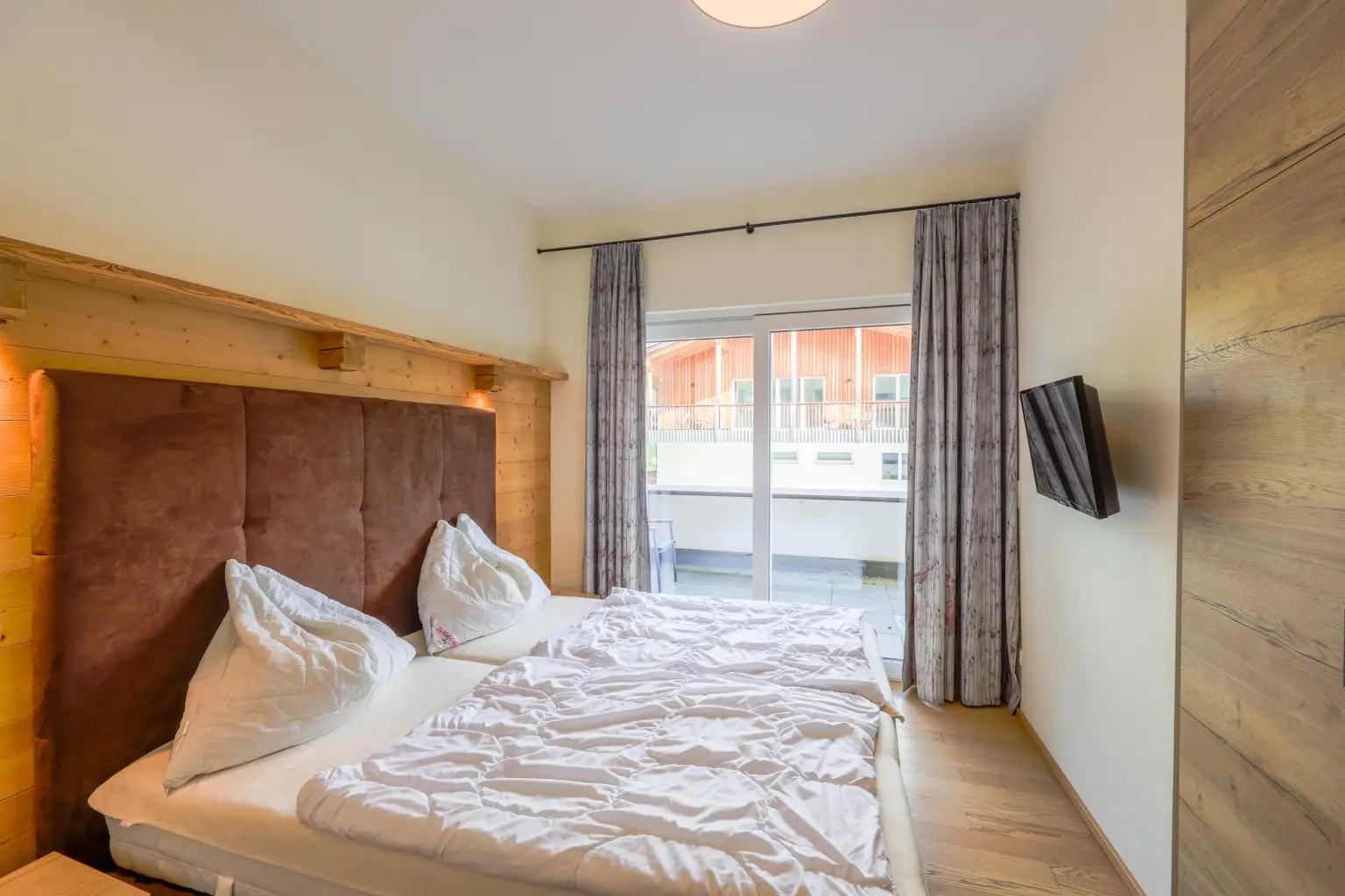 Schlafzimmer 1 + Ausgang Terrasse