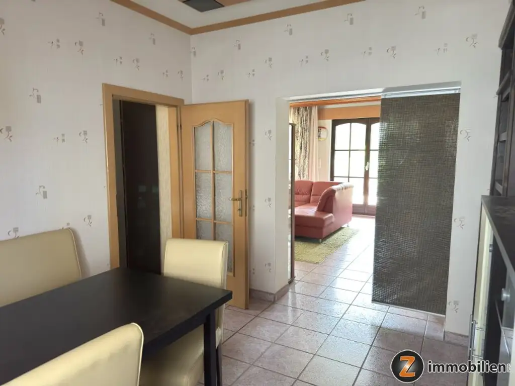 Einfamilienhaus mit Garage, schönem Garten und Teich in ruhiger Wohnlage