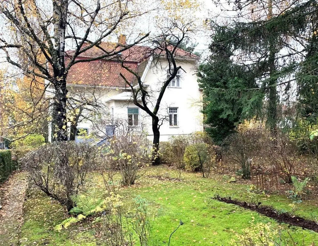 GRUNDSTÜCK MIT SANIERUNGSBEDÜRFTIGER VILLA IN GUTER LAGE