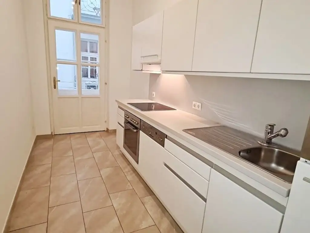 AM GRABEN-NÄHE, 95 m2 Altbau mit Balkon, 2 Zimmer, Komplettküche, Wannenbad, Parketten, 4. Liftstock, Flügeltüren, Spiegelgasse
