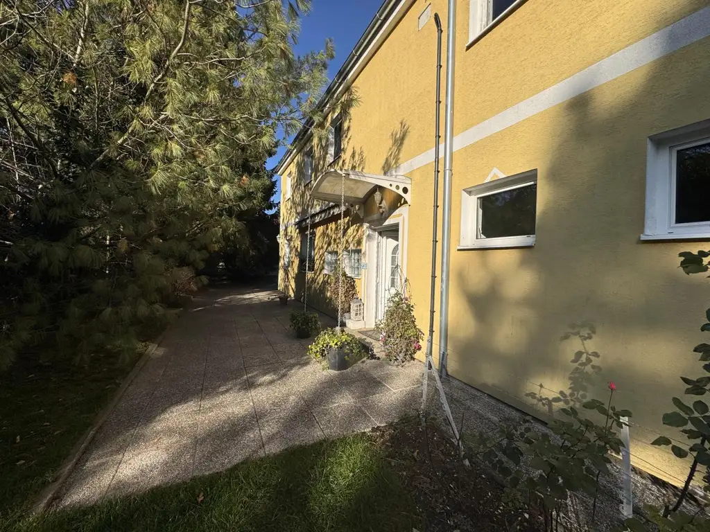 Sanierungsbedürftiges Mehrfamilienhaus mit großem Grundstück und hoher Bebauungsdichte