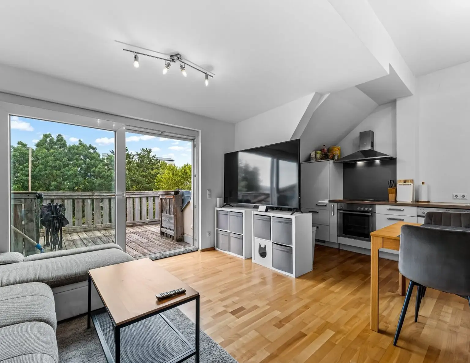 Charmante 3-Zimmer-Dachgeschosswohnung mit Terrasse und Bergblick in Klagenfurt!