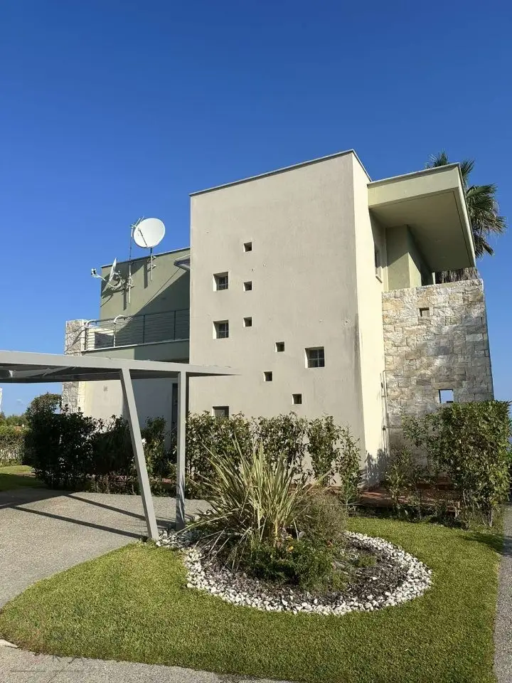 Pefkochori – Stilvolle Maisonette auf großem Grundstück nur wenige Schritte vom Strand