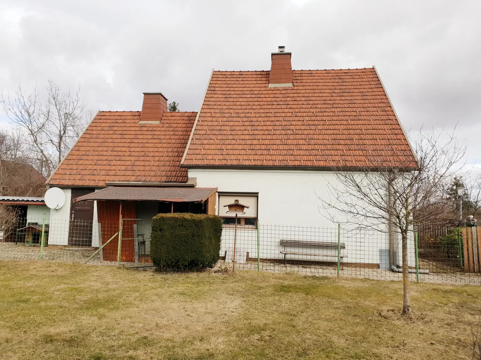 Sanierungsbedarf - Doppelhaushälfte mit Garten + Nebengebäude!!