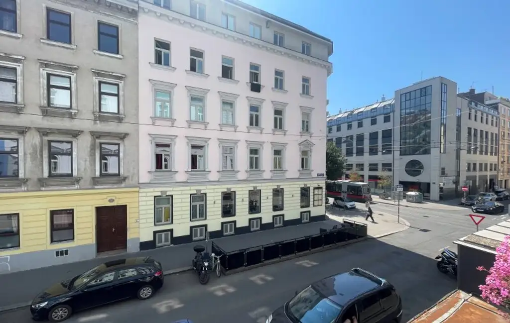 NÄHE AUGARTEN: 1-Zimmer-Altbauwohnung mit großem Gestaltungspotenzial beim Wallensteinplatz