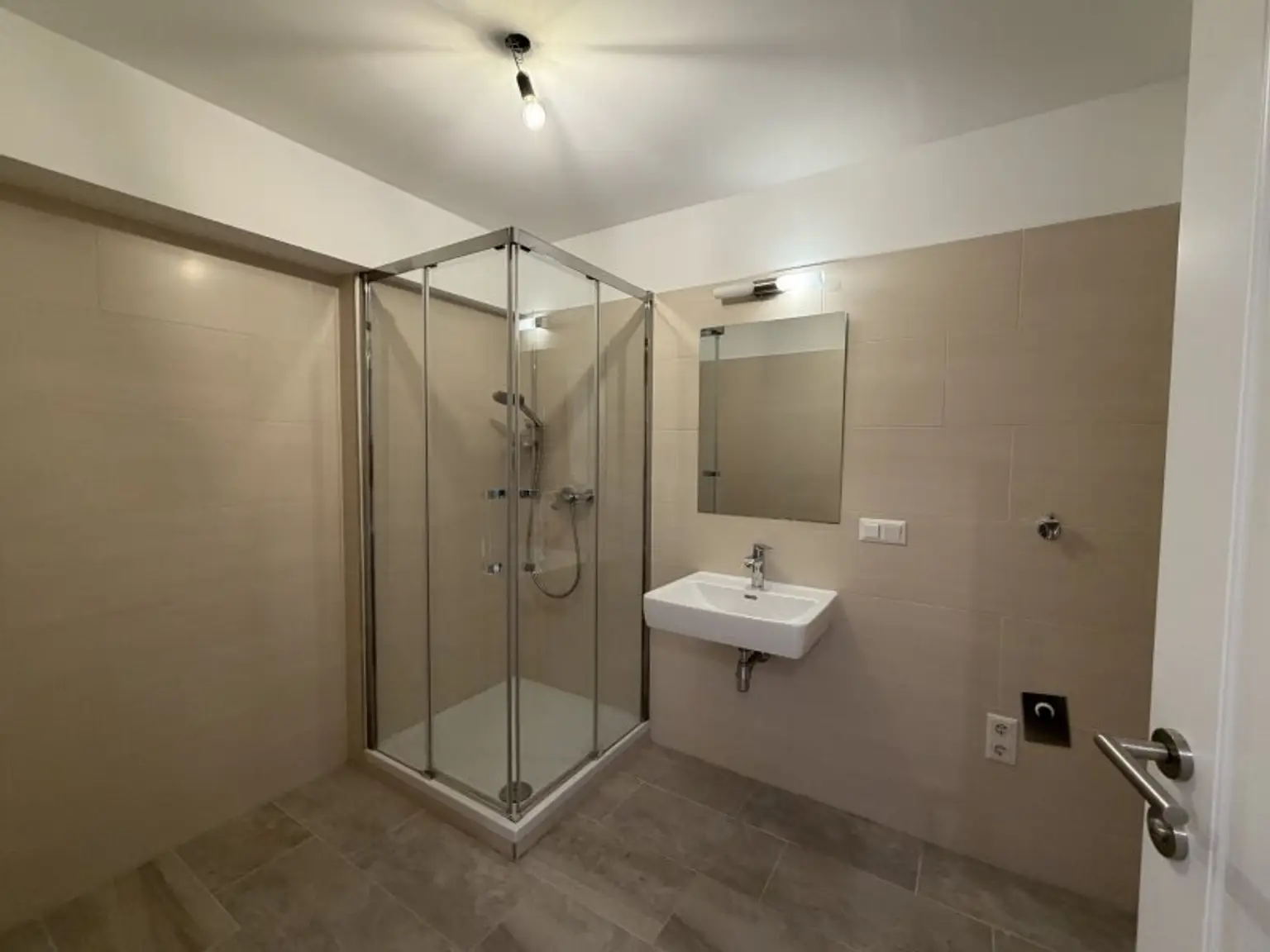 Bad mit Dusche und Waschmaschinenanschluss