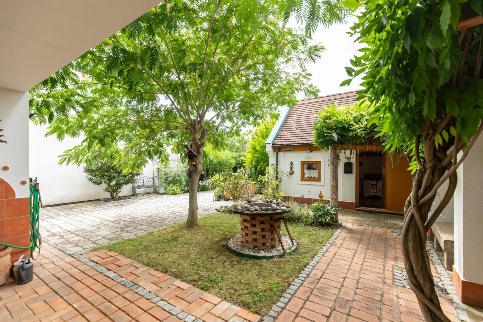 Ihr Traum vom Landleben - massives Landhaus mit Wintergarten.
