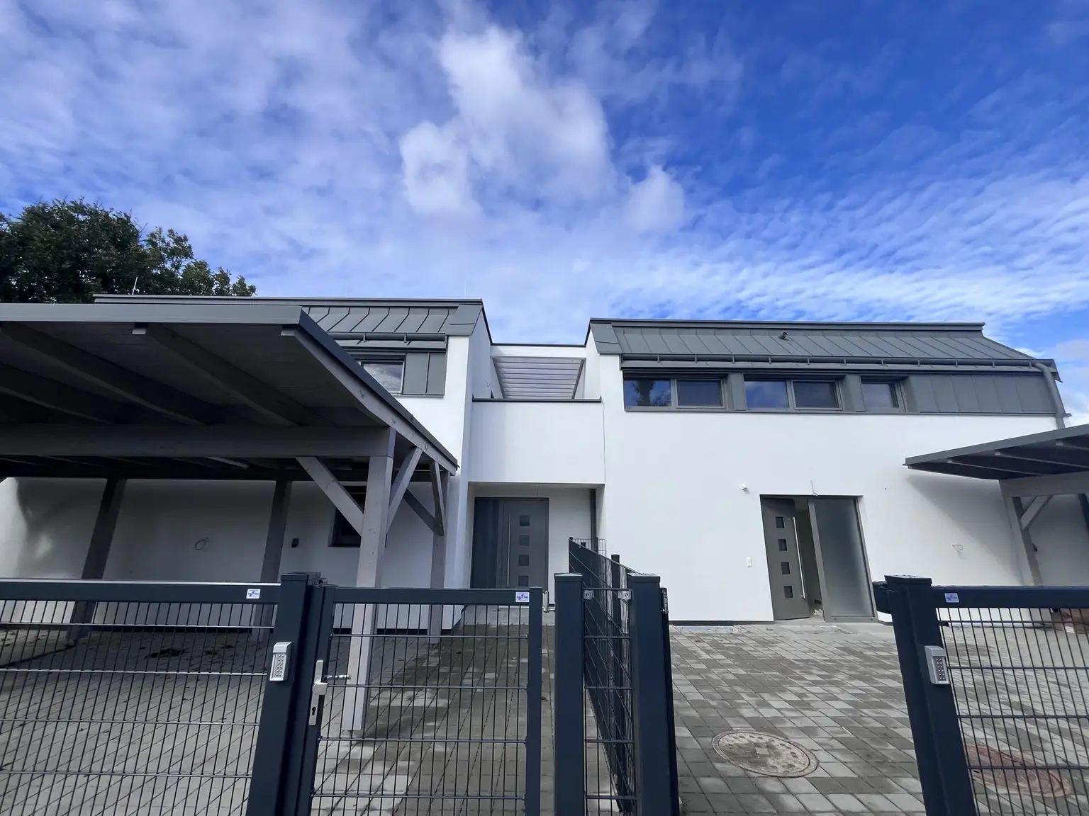 Erstbezug !!! Traumhafte Doppelhaushälfte -  mit 5 Zimmern, Garten, Wohnkeller und Stellplätzen!