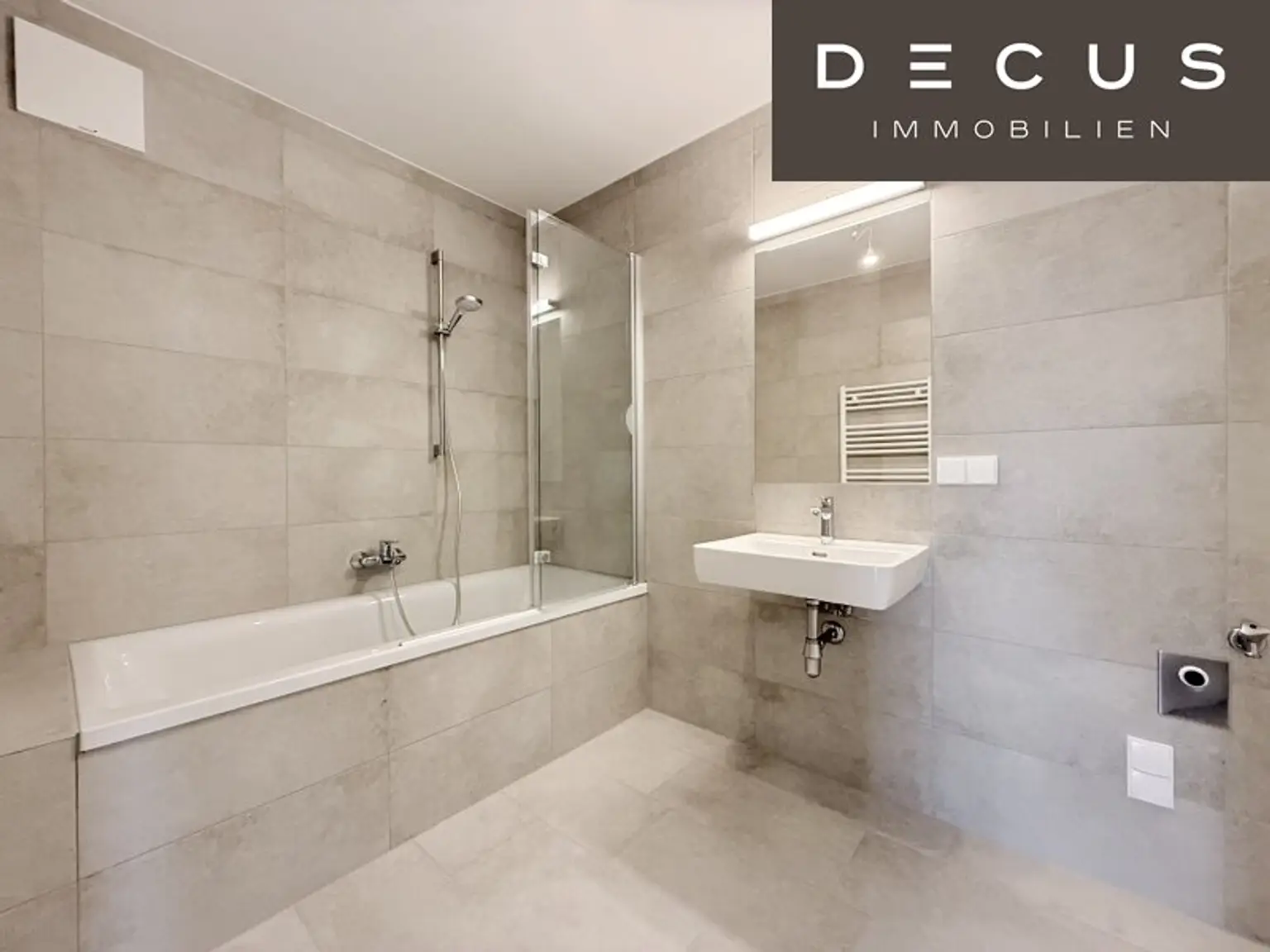 / BALKON / 3  ZIMMER / VERFÜGBAR AB SOFORT / ZENTRAL BEGEHBAR
