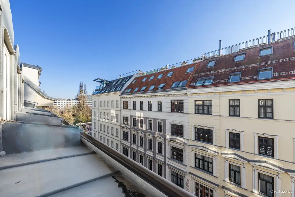 SERVITENVIERTEL - wunderbare südseitig gelegene Dachgeschoßwohnung mit Freifläche