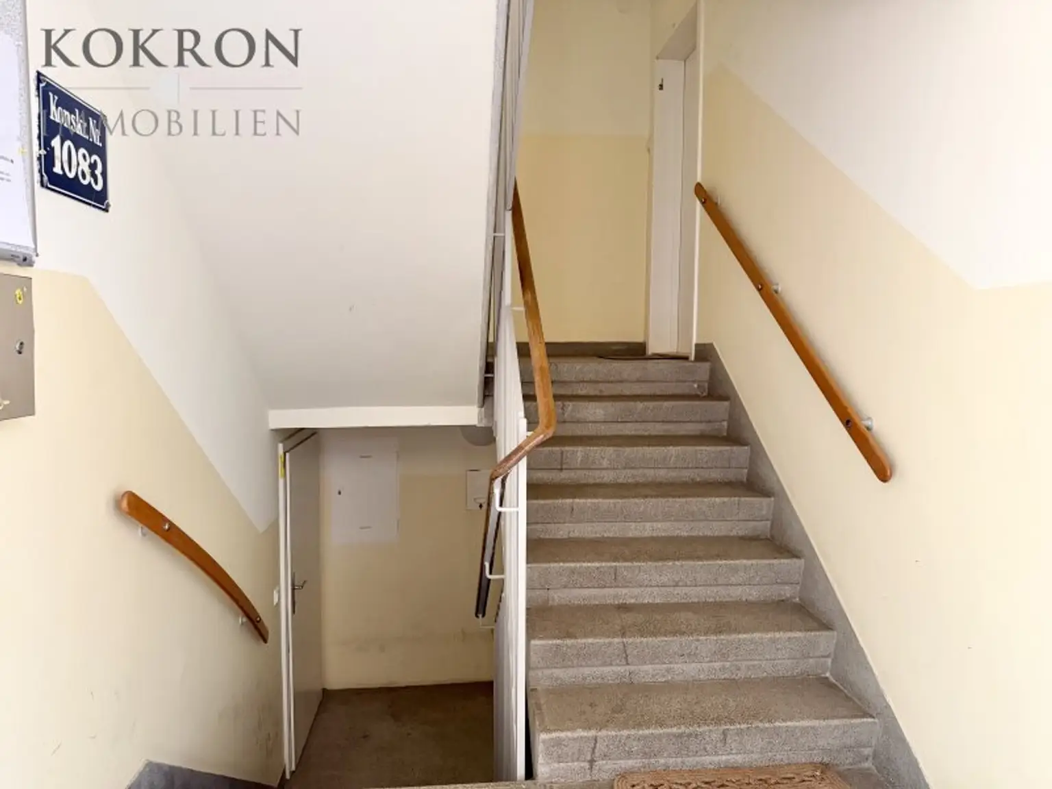 Wenige Stufen zur Wohnung hinauf (oder hinunter bei Lift-Verwendung)