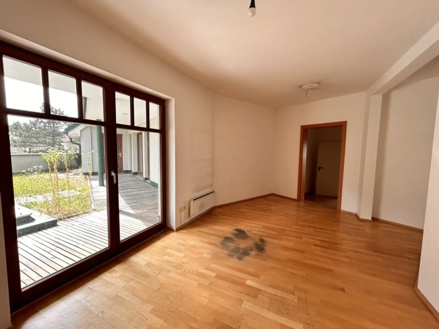 Geräumige Wohnung mit 7 Zimmern, Garten und 2 Stellplätzen bietet Platz zur Entfaltung