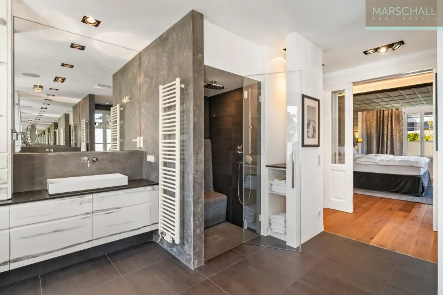 Master-Bad mit Blick in das Schlafzimmer und Zugang zum Ankleidezimmer