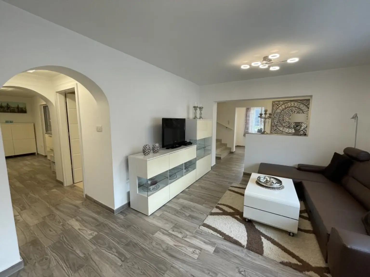 TOP-LIEGENSCHAFT MIT LUXUIÖSEM HAUS UND 2.568 m² GRUND - GRÜNRUHELAGE!