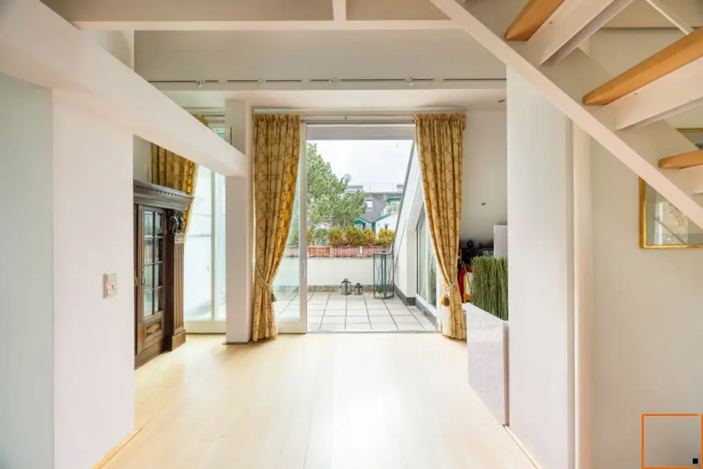 Luftiges Familien-Penthouse mit Ateliercharakter, großen Terrassen und Grünblick