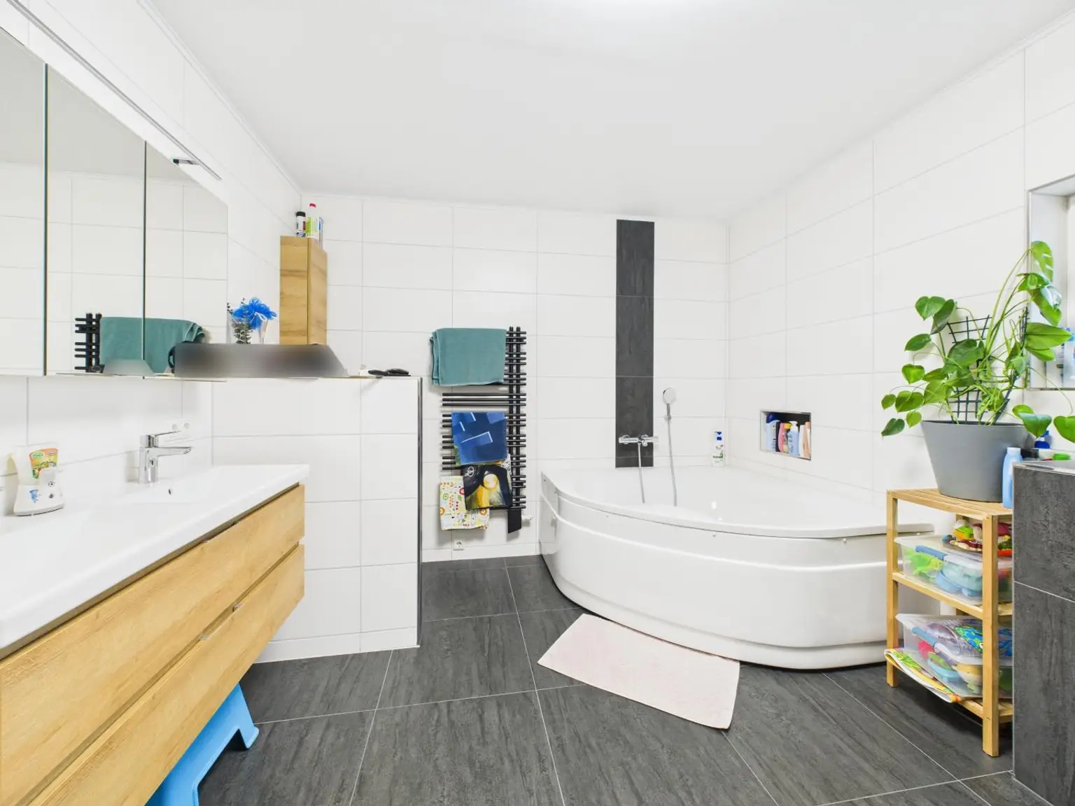 NÄHE WELS: Hochwertig modernisiertes Einfamilienhaus mit Traumgarten, Luxus - Poolanlage & smarter Haustechnik
