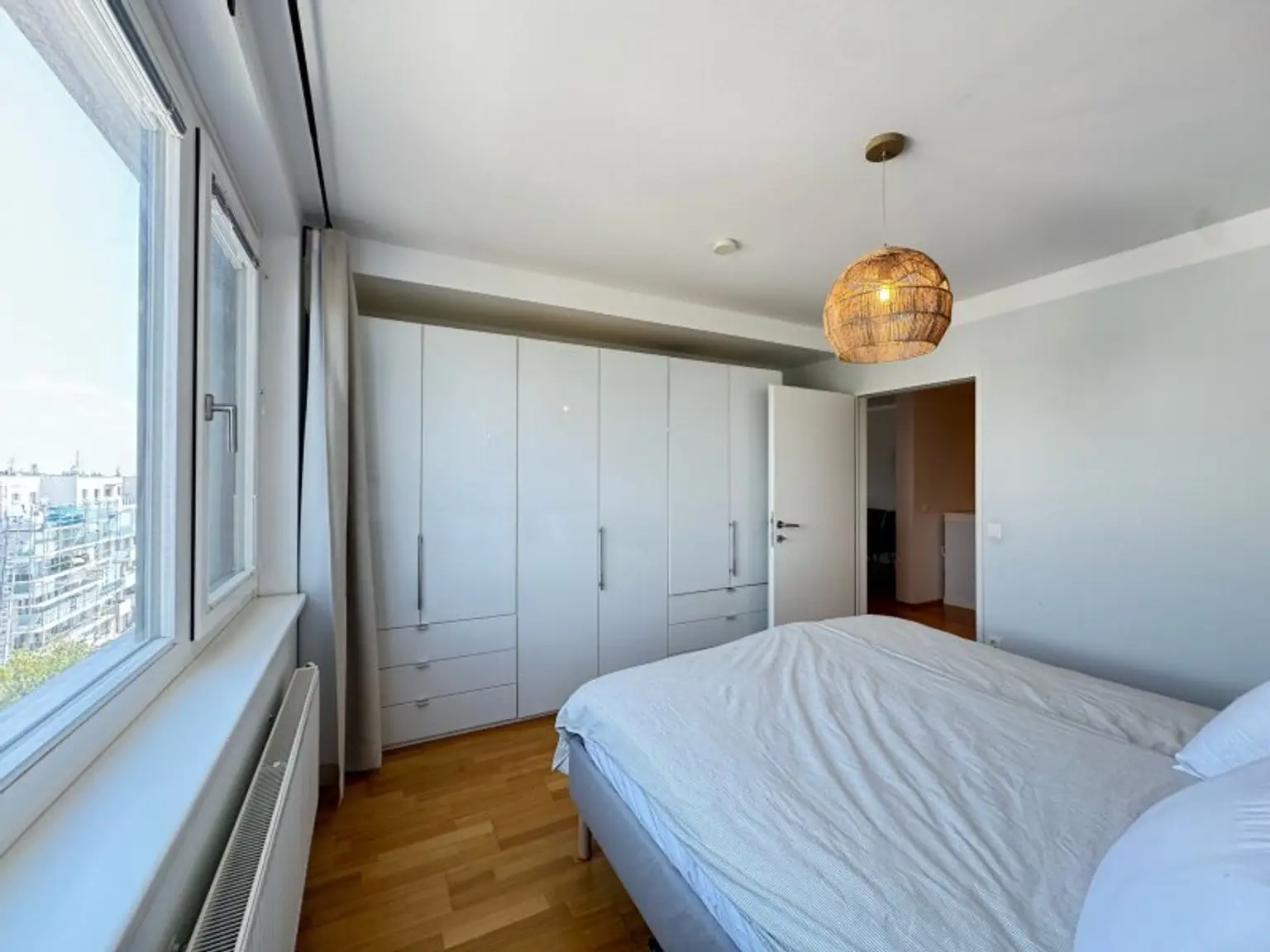 OPEN HOUSE-Besichtigung mit Einzelterminen, am Samstag, den 09.08.2025, ab 10:00 Uhr! Möblierte Vierzimmerwohnung mit großzügiger Loggia,Fernblick inkl. Garagenplatz im Herzen von Stadlau