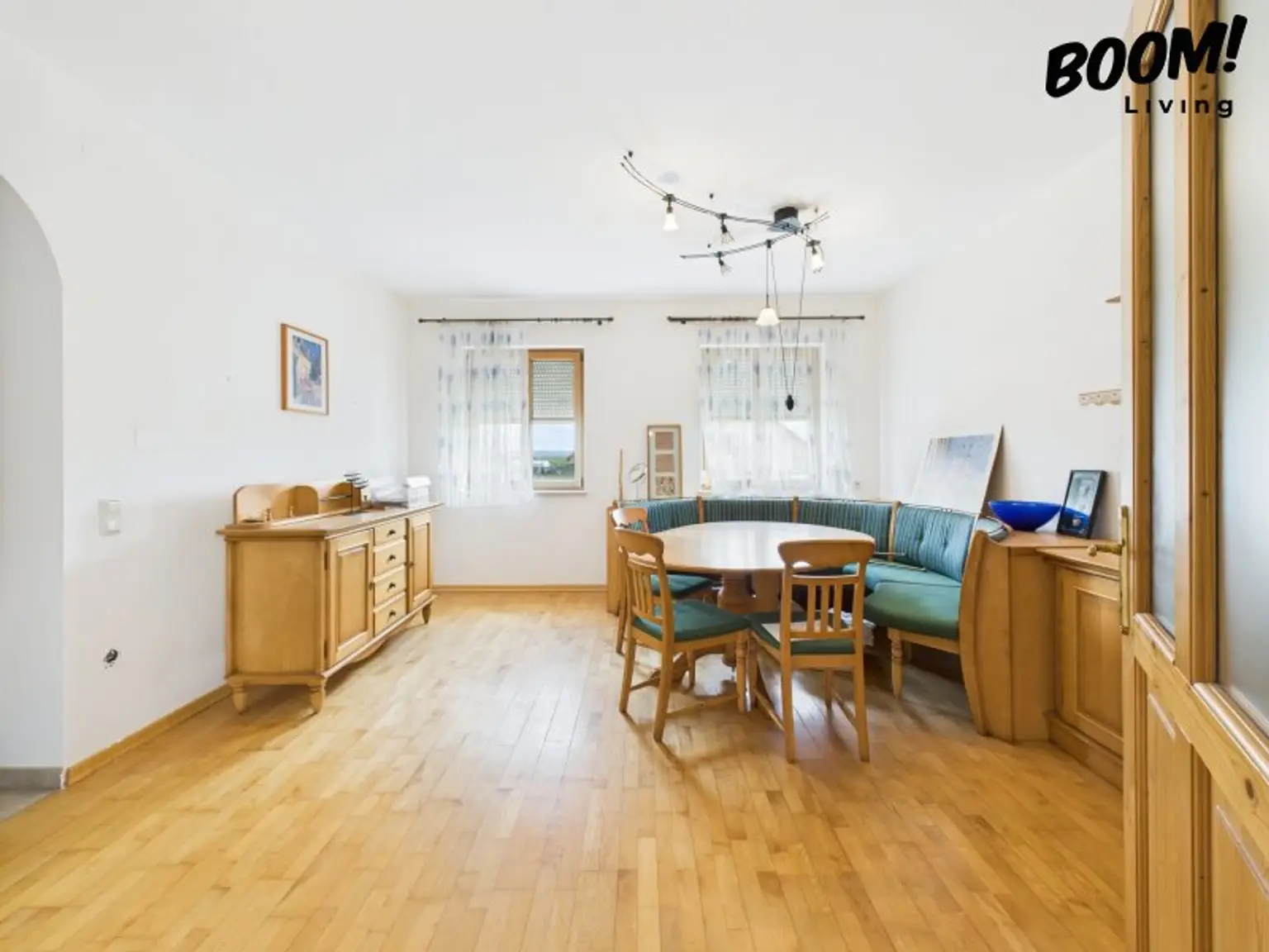 Exklusives Einfamilienhaus mit 8 Zimmern, sonniger Terrasse und weitläufigem Grundstück