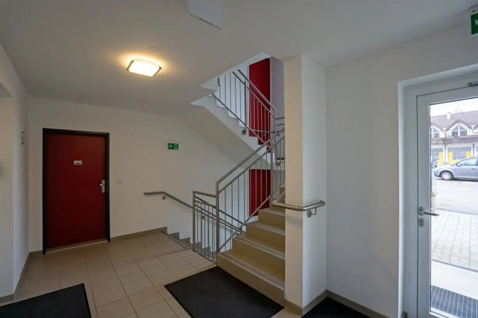 Stiegenhaus mit Lift - ebenerdiger Eingang