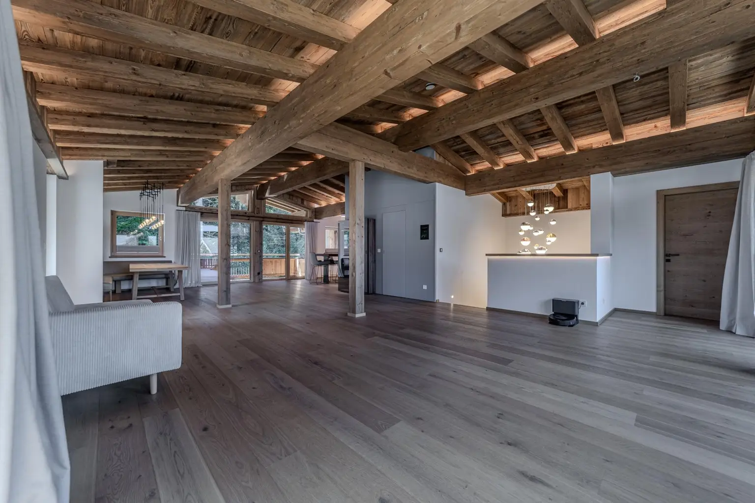 Exklusives Doppelhaus mit Gewerbefläche und Outdoor-Pool in sehr ruhiger Lage