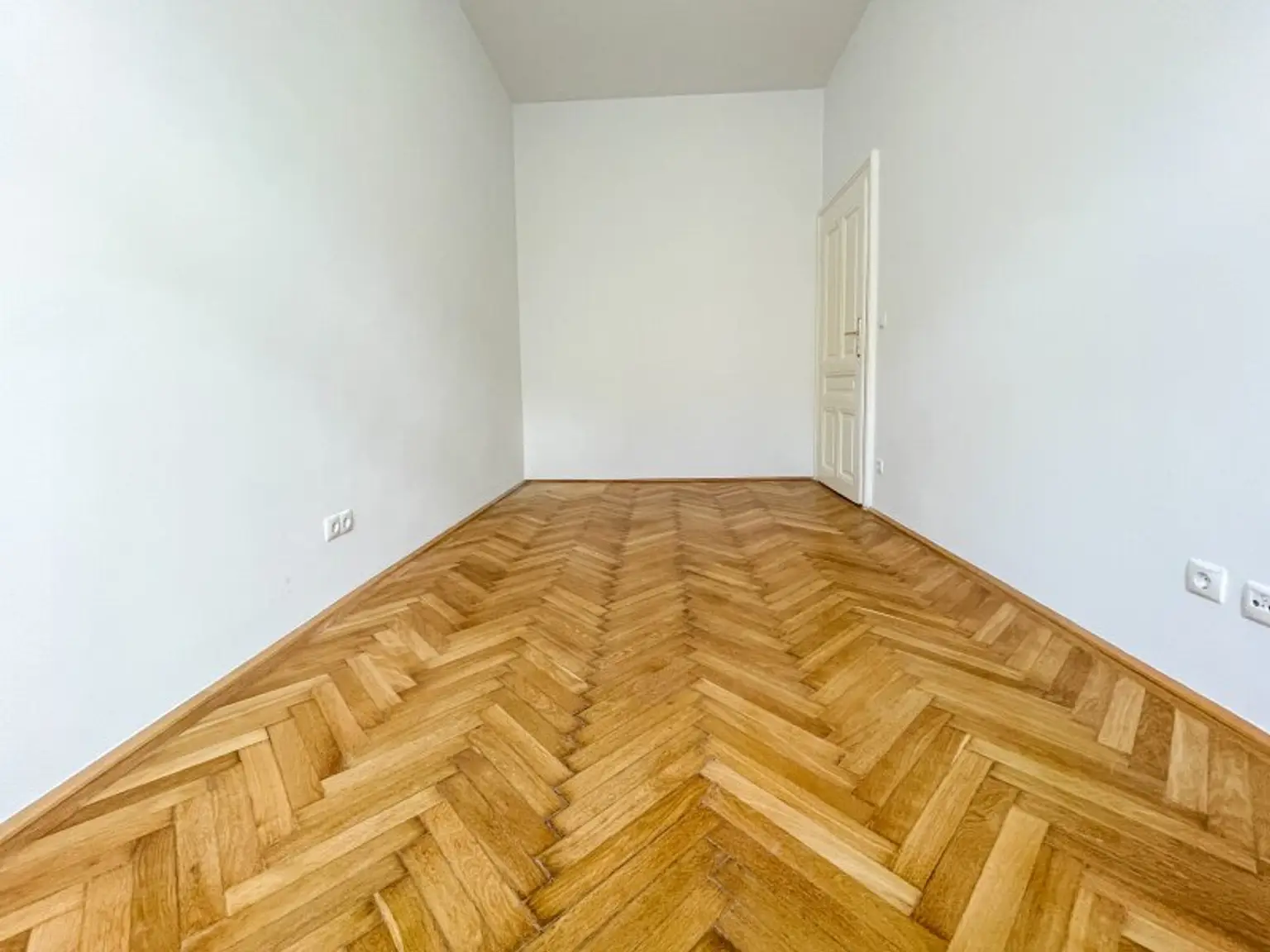 KOMPLETT HOFSEITIG: helle Stilaltbauwohnung mit separater Küche