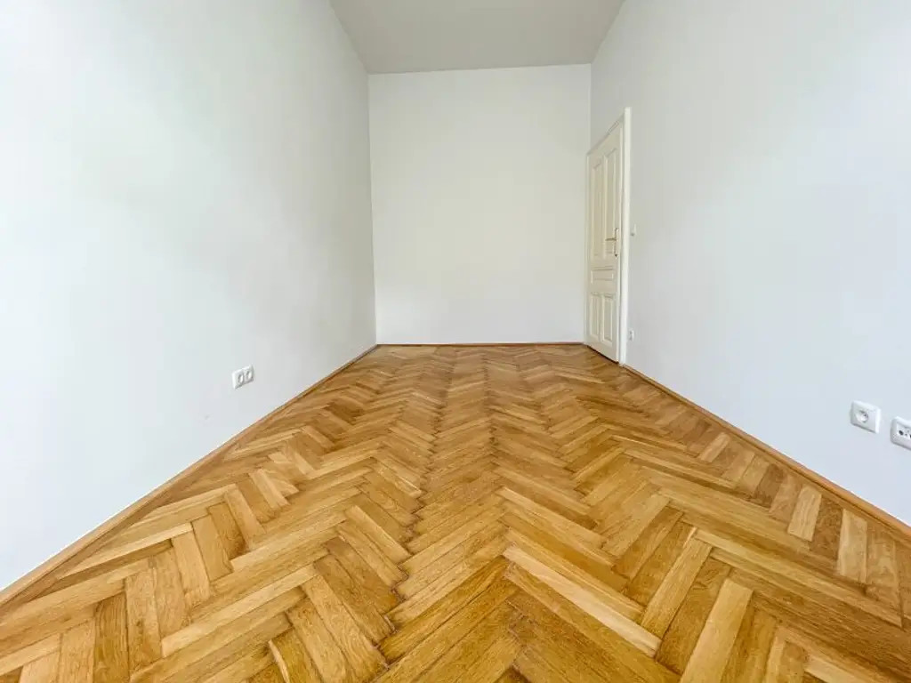 KOMPLETT HOFSEITIG: helle Stilaltbauwohnung mit separater Küche