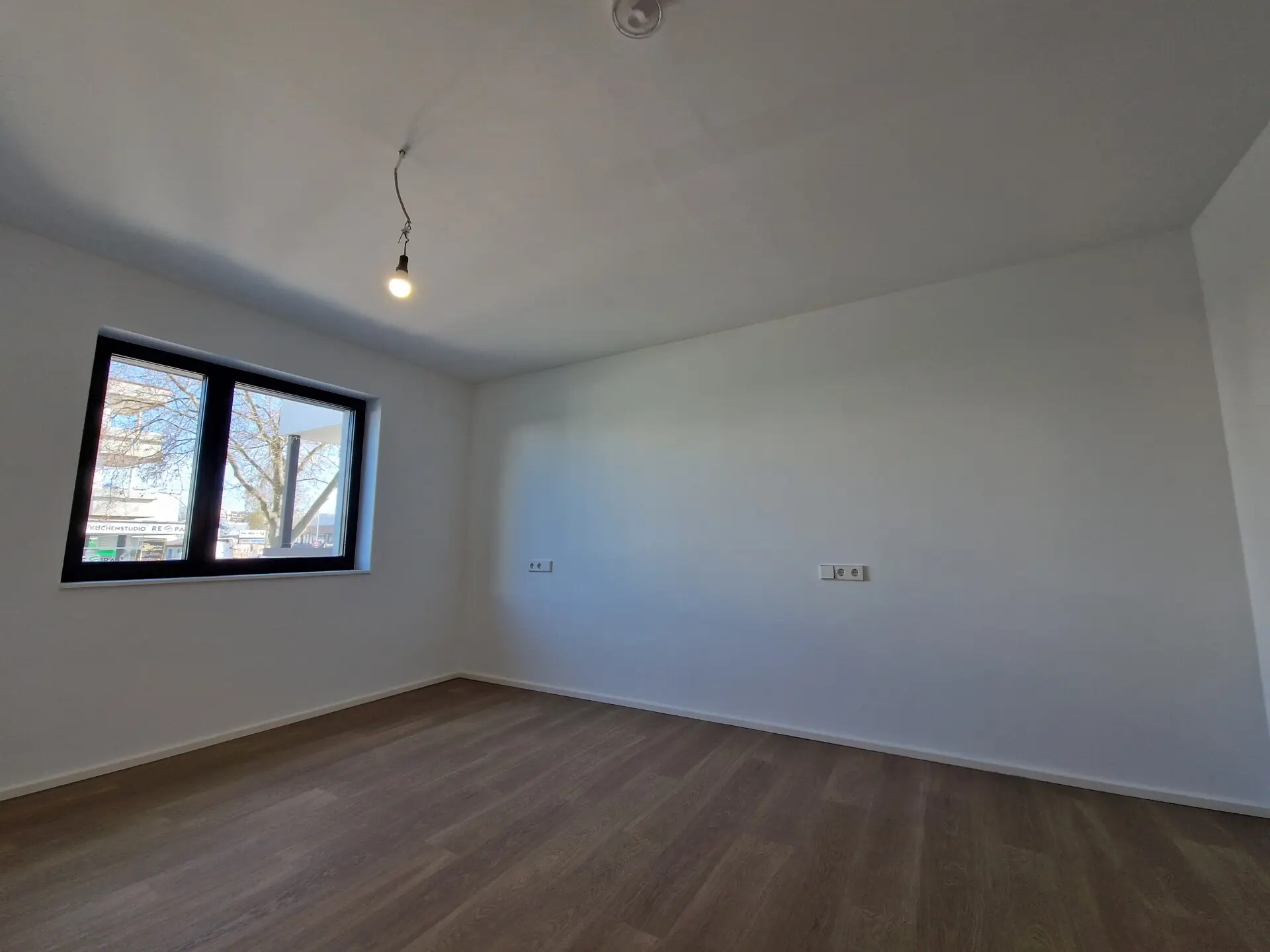 Schlafzimmer 2 - rechts, in leerem Zustand