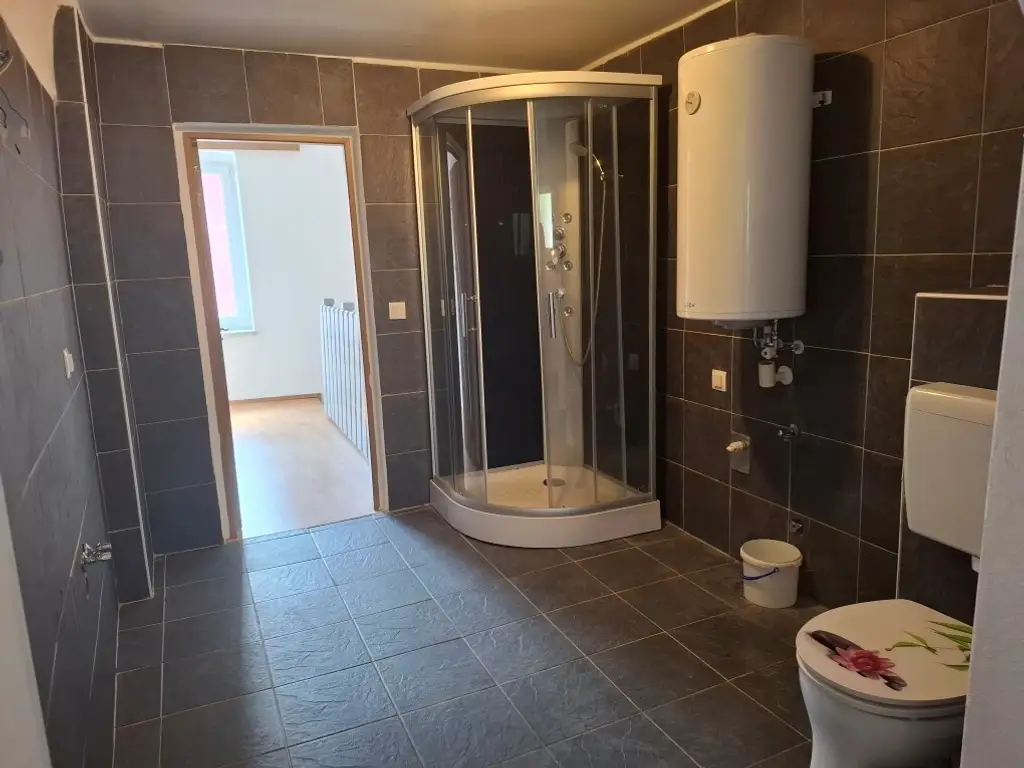 Geräumige 3-Zimmer-Wohnung mit Freifläche im 1. Obergeschoß in Judenburg zu mieten !