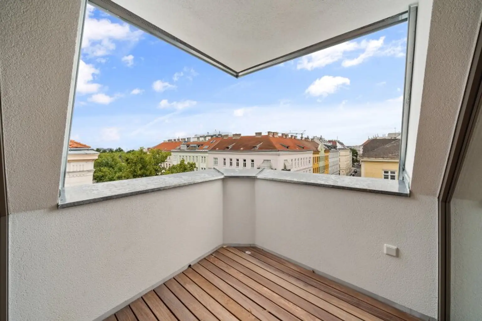 2-Zimmer-Dachgeschosswohnung (Massivbauweise) in generalsaniertem Altbau mit Loggia