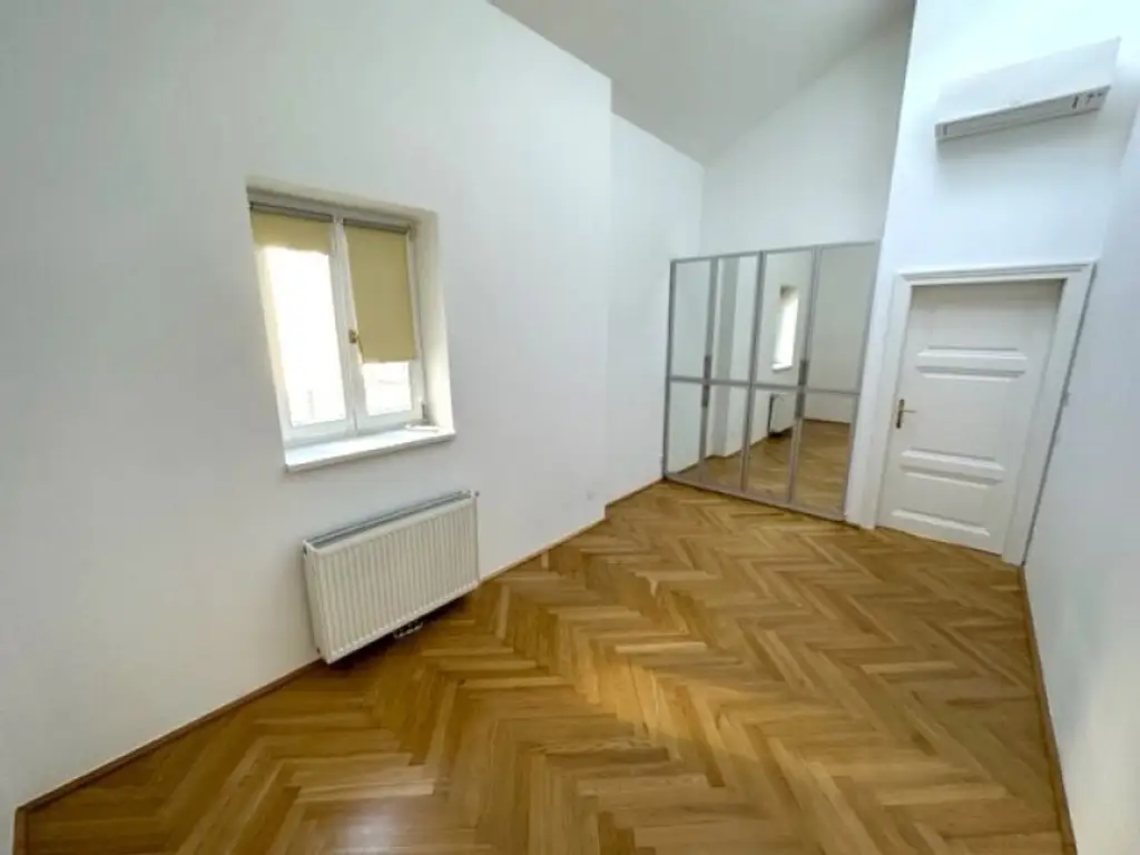 BÖRSE-NÄHE, klimatisiertes 98 m2 Dachgeschoss mit 9 m2 Terrasse, 3 Zimmer, Extraküche, 2 Bäder, Gonzagagasse