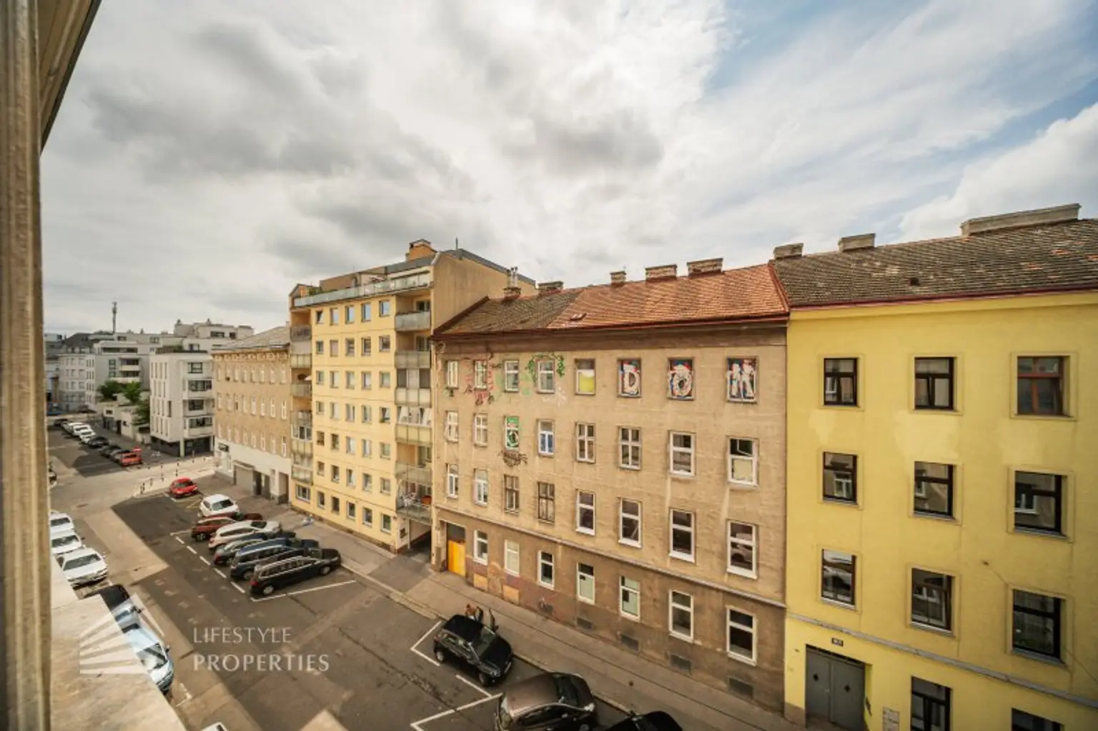 Helle Garconniere, Nähe Reumannplatz