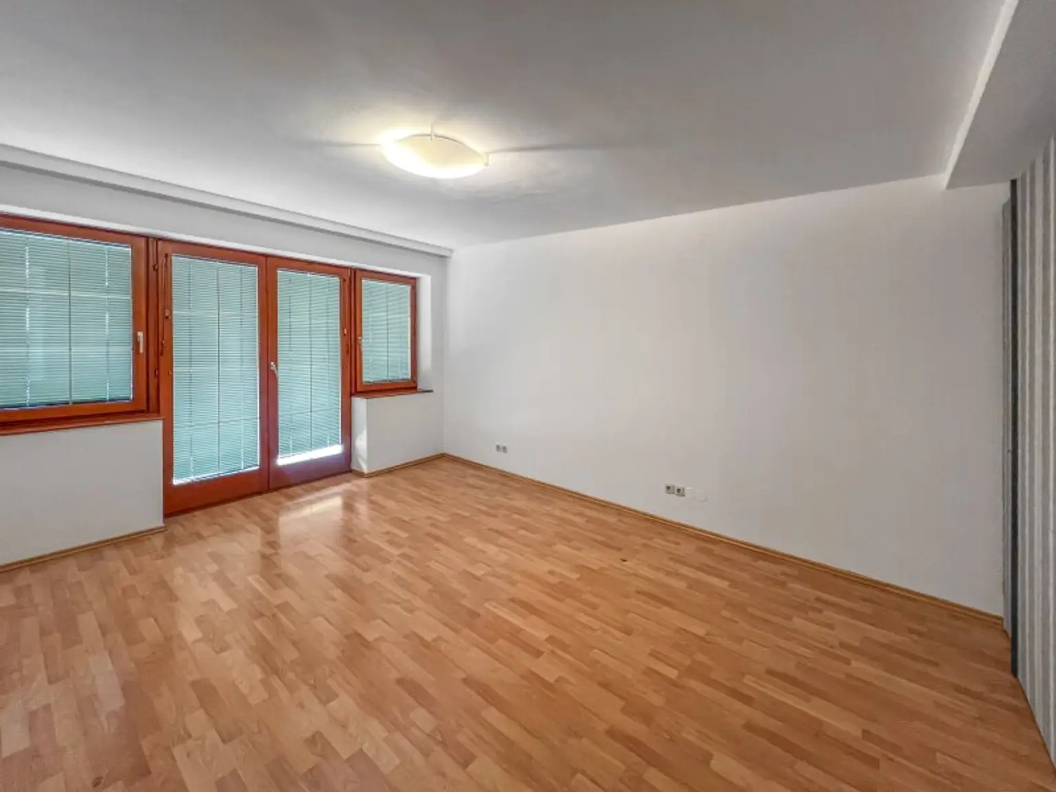 Familiengeeignetes Eckreihenhaus bei der Amerikanischen Schule:  5 Zimmer, und ein Gäste-Studio mit Bad,  Garten, Balkon, Garage, viel Platz und Ruhe!