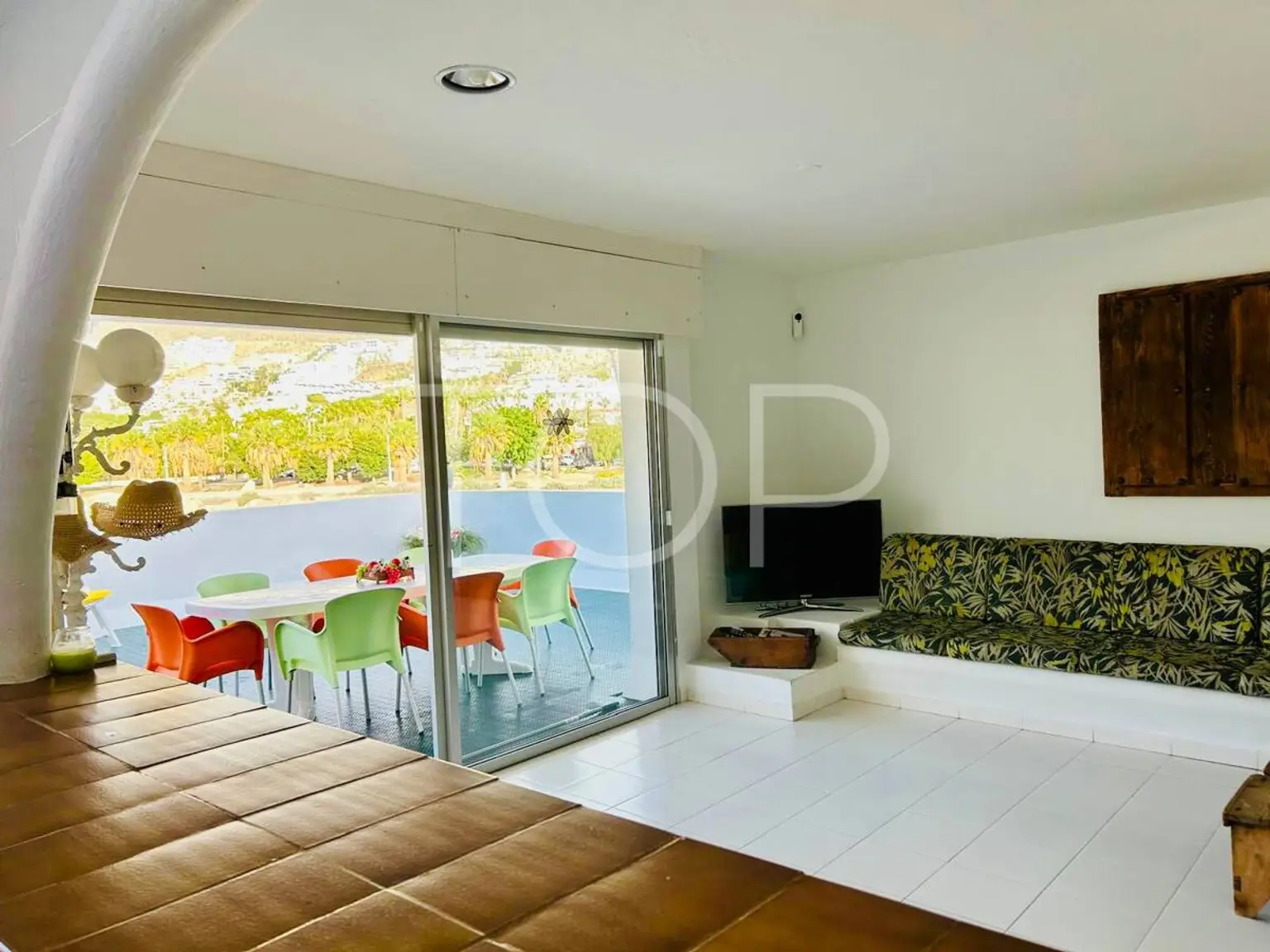 Appartement lumineux de trois chambres à coucher à distance de marche de la plage